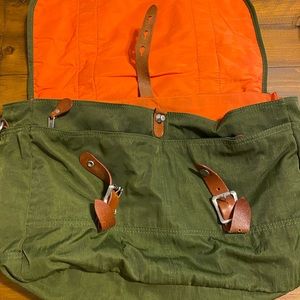J Crew Harwick Unisex Green Nylon Messenger Bag ($110 new)